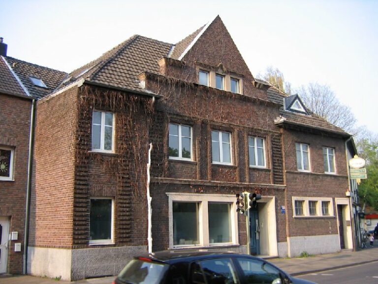 Verkauft !!! Mehrfamilienhaus für Liebhaber, Sanierer Neuss – nähe Stadtwald Rendite oder selber ???