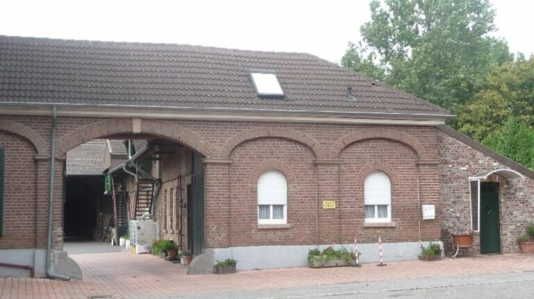 Grevenbroich – Bauernhof wohnen mit Platz, Flair, im Herrenhaus, oder modern nebenan