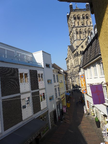 Neuss Mitte individuelle 3 Zimmerwohnung mit Charme, Rundungen, Küche, Balkon mit Quirinusblick