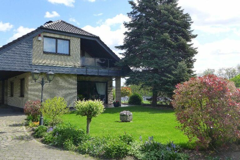 Freistehendes Einfamilienhaus mit schönem Grundstück und Blick zum Rheindeich!