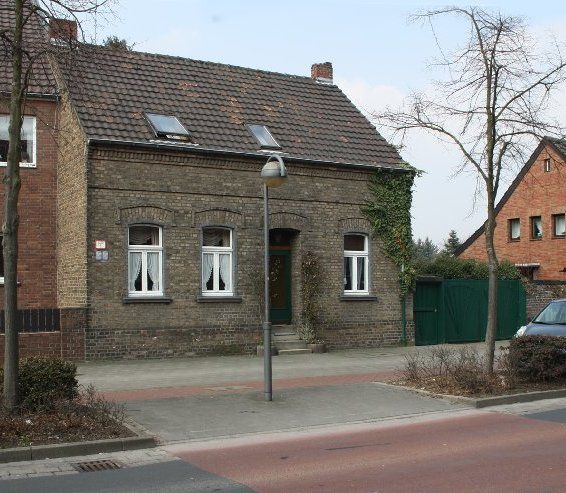 Reserviert bis 10.3 Neuss – 1 -2 Famhaus Altbau mit 2 Eingängen,Einfahrt, altem Werkstattgebäude,