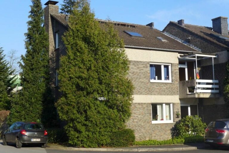 Provisionsfrei!! Große 2 Zimmer-Dachgeschoss-Wohnung zum Schnäppchen-Preis!
