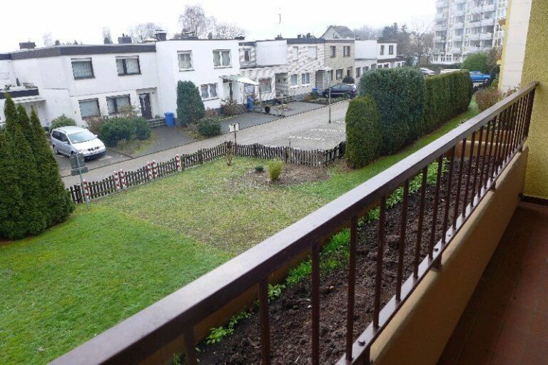 Fast barrierefreie Wohnung mit Einbauküche und Pkw-Stellplatz in Neuss Norf!
