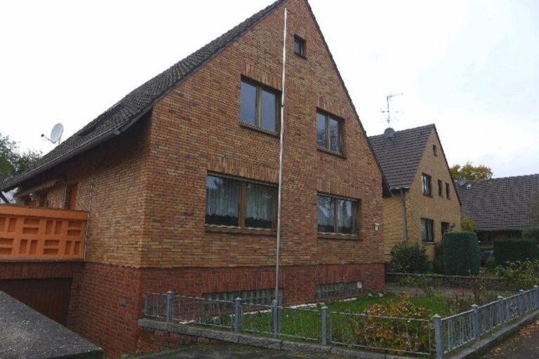 Gohr bei Neuss – freistehendes Ein,- bis Zweifamilienhaus mit Potenzial!!!!