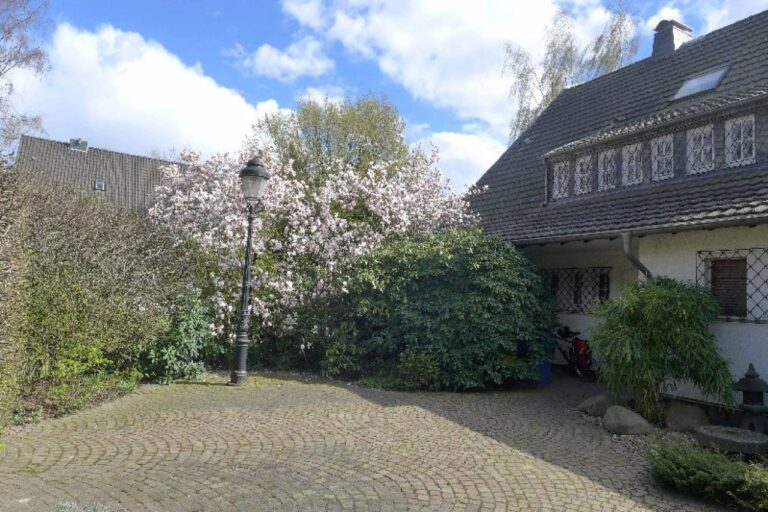 Jetzt reserviert bis 21.6.2016 ! Ein- bis Zweifamilienhaus mit Traumgrundstück in von Neuss