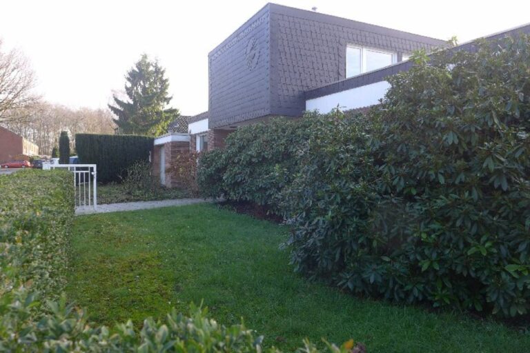 Neuss Selikum – Winkelbungalow mit großem Garten und Garagen in bevorzugter Wohnlage!