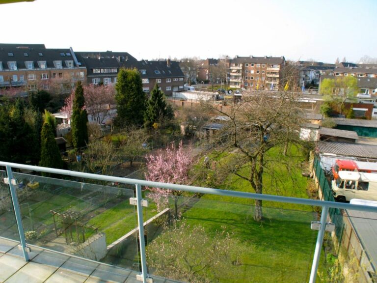Sonnige DG-Wohnung, Nähe Hbf, 2 Zimmer, große Wohnküche, 2 Balkone!