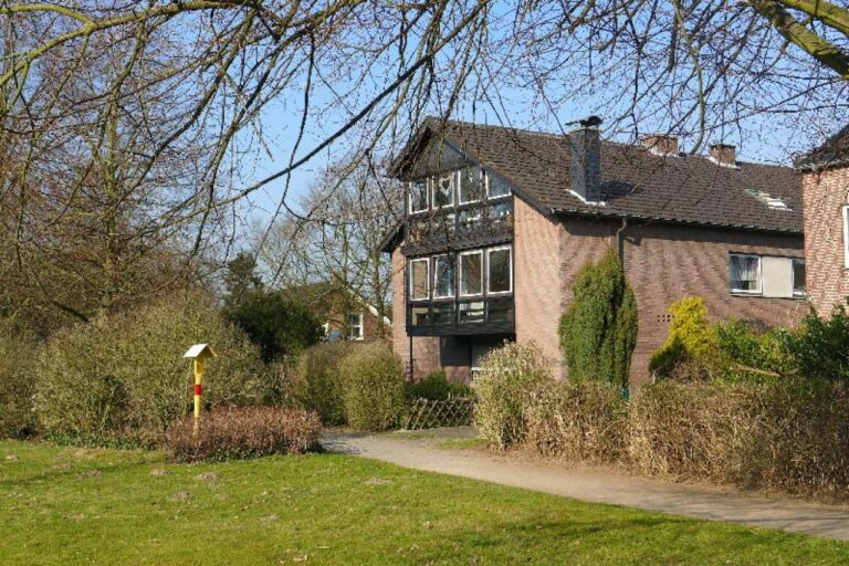 Neuss Selikum – Zinsobjekt oder teilweiser Eigennutz direkt am  Park,Golfplatz, Erftnähe