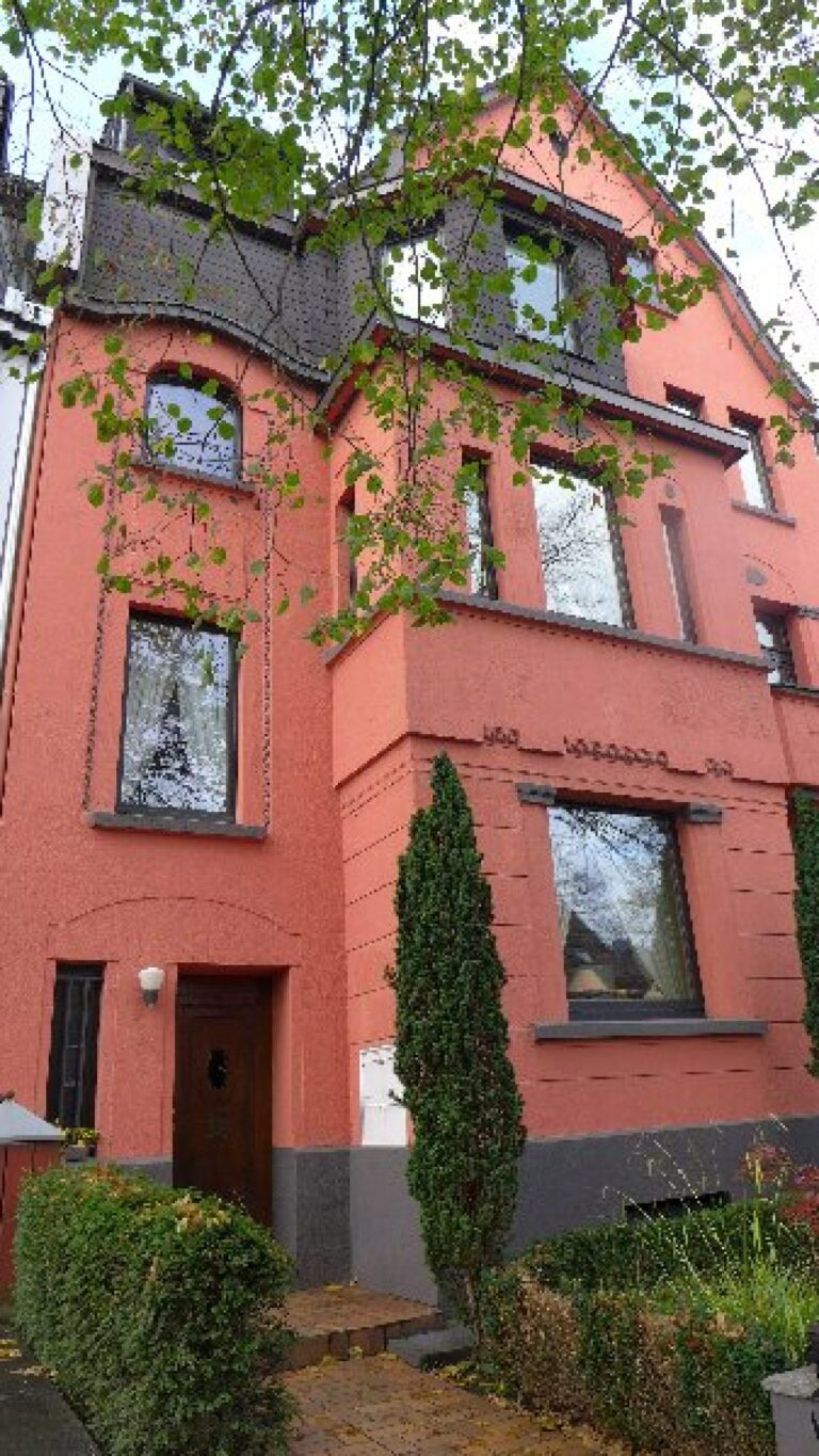Neuss – Dreikönigenviertel!  Stadtnahes und großzügiges Wohnen wunderbar vereint!