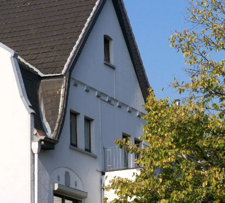 Neuss – Stadtgarten –  1-2 Zimmerwohnung mit Balkon in Gründerzeithaus sucht solide Einzelperson