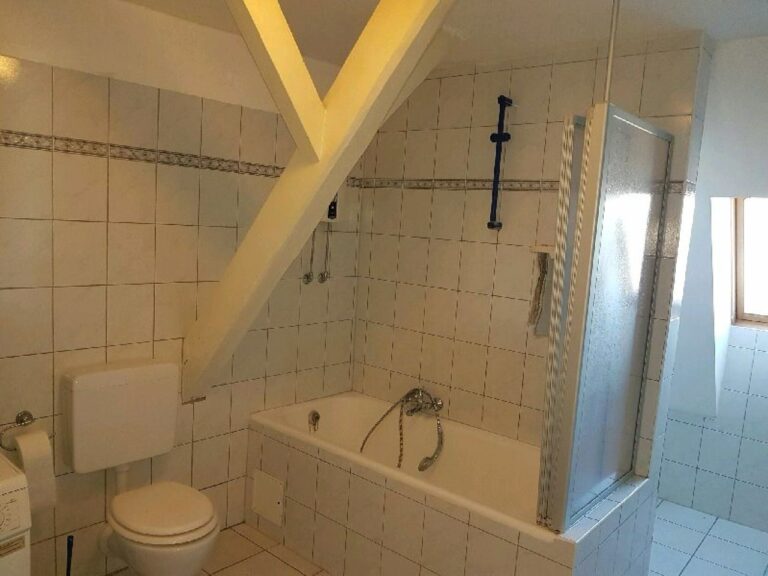 Neuss Zentrum – kleine Wohnung im Dachgeschoss für 1-2 Personen, Frei!!!
