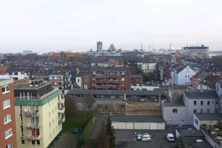 Möblierte 2 Zimmer Wohnung Neuss – Mitte am Park mit Fernblick und Quirinus