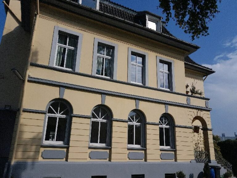 Neuss – großzügige Büroeinheit in schöner Villa mit ausreichend Parkplätzen!