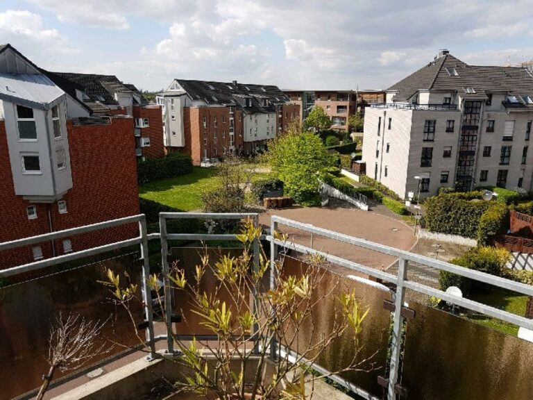 Grimlinghausen – schöne Dachgeschoßwohnung mit großem Sonnenbalkon und Blick ins Grüne!