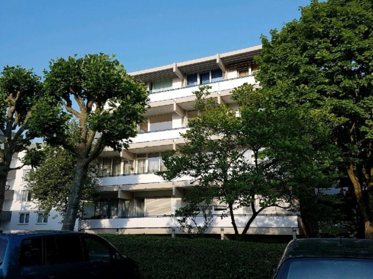 Neuss, sehr gepflegte 3 Zimmerwohnung zwischen Stadtgarten und Zentrum! Aufzug !