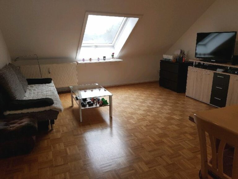 Neuss – geräumige Dachgeschosswohnung für sportliche Mieter! Konditionstraining gratis!