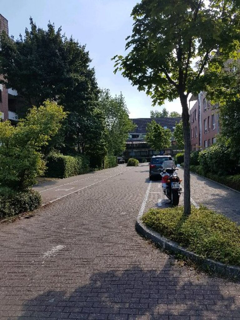 Grimlinghausen am Rhein! Gepflegte 4 Zimmerwohnung mit schönem Balkon und Einbauküche! Max. 3 Pers!