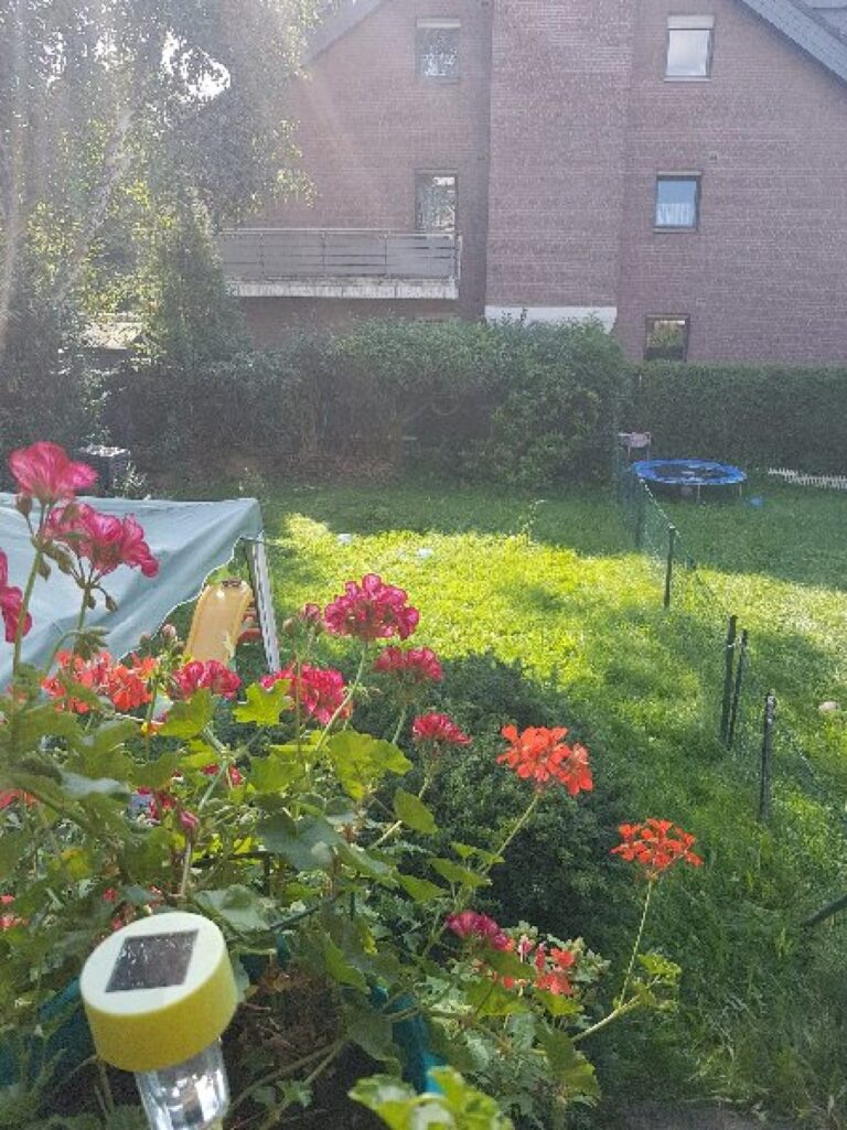 Neuss Holzheim,  WBS erforderlich! 3 Zimmer-Wohnung mit eigenem Garten, Balkon , Garage!