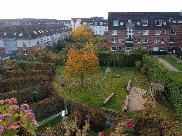 Neuss-Grimlinghausen, helle 4-Zimmer Maisonette Wohnung mit sonniger Loggia