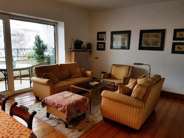 Wohnung zum Verlieben – individuell, schön, großer Balkon, Holzdielen, –  da lacht das Herz!