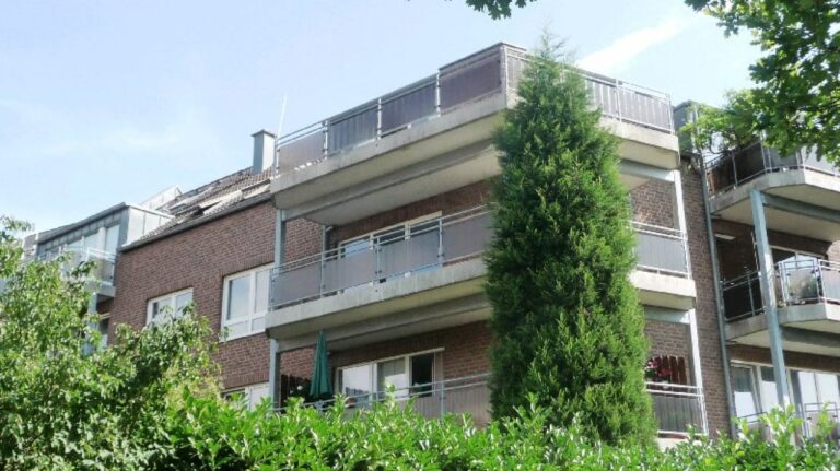 Neuss Grimlinghausen, Wohlfühl-Wohnung mit großem Balkon wartet auf schönes Wetter und Sie