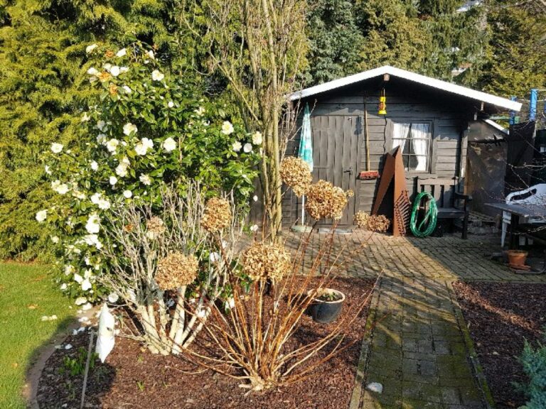 Freistehendes Haus als 1- oder 2-Familienhaus nutzbar Garten,Garage,Gartenhaus gute Lage Kaarst