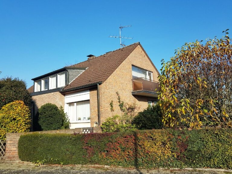 Neuss – freistehendes Ein- bis Dreifamilienhaus mit herrlichem Grundstück! Renovierungsbedürftig!