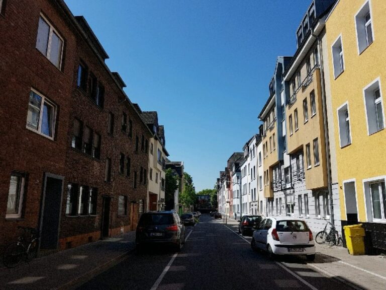 Neuss Furth – sanierte Dachgeschosswohnung in 4-Parteienhaus! Sofort verfügbar!