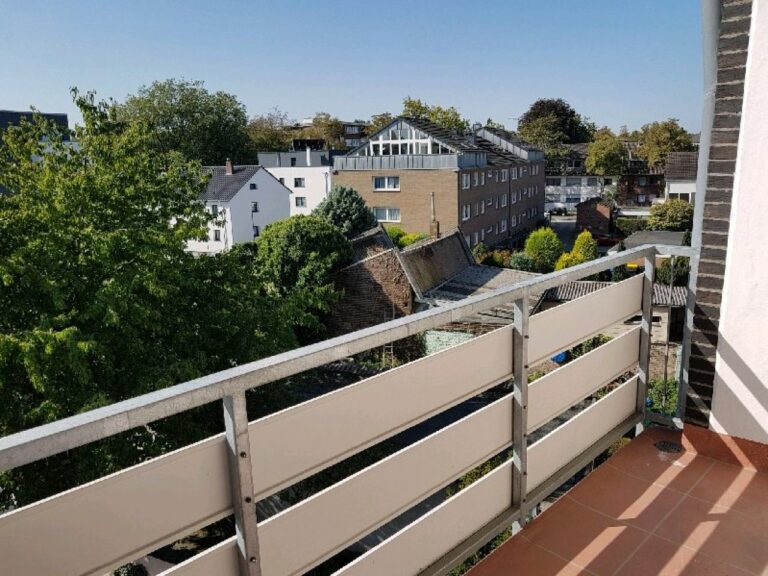 Neuss – helle 3 Zimmerwohnung, gerade teilsaniert, 3. Etage ohne Aufzug!
