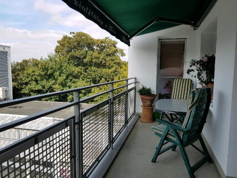 Neuss mitten Drin …schön wohnen in einer 4 Zimmerwohnung mit großem Balkon, Aufzug, Hausmeister