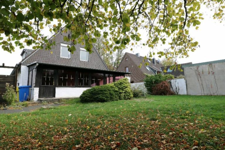 Neuss Rosellerheide, freistehendes Einfamilienhaus mit schönem Grundstück! Renovierungsbedürftig!