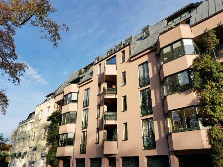 Neuss Stadtgarten – sehr gepflegte 3 Zimmerwohnung mit Loggia, TG-Stellplatz und Einbauküche!