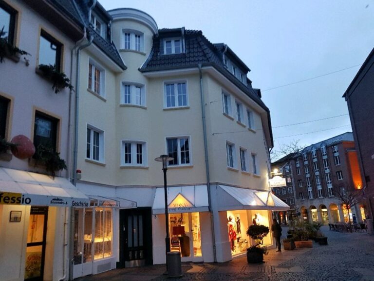 Neuss, mit Quirinusblick! Individuelle kleine Sinlewohnung mit großem Speicher!