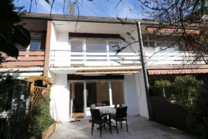 Rückansicht mit Terrasse