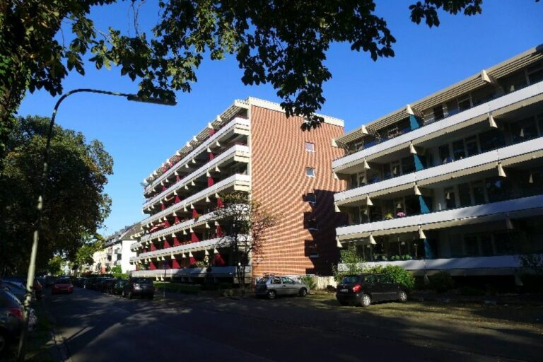 Neuss-Stadtgarten kleine 3 Zimmerwohnung, kleine Einbauküche, großer Balkon – für City-Liebhaber!