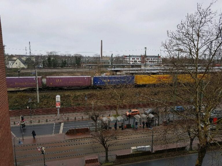 Neuss, Preis Werte 3 Zimmerwohnung – Hier haben  Sie die Bahn immer im Blick!