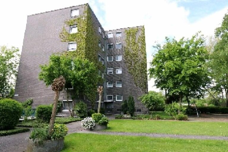 Helle 3 Zimmerwohnung in 5. Etage mit Aufzug und TG-Stellplatz! Sehr gepflegt!