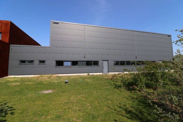 Neuss Halle/ Büro/ Wohnung für Betriebsleitung, architektonisch interessant;verkehrsgünstige Lage