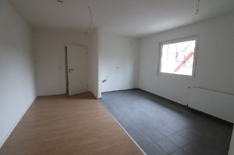 Erstbezug nach Sanierung! 1 Zimmerwohnung mit Loggia zentral in Neuss, frei! Nicht vom AMT bezahlt!