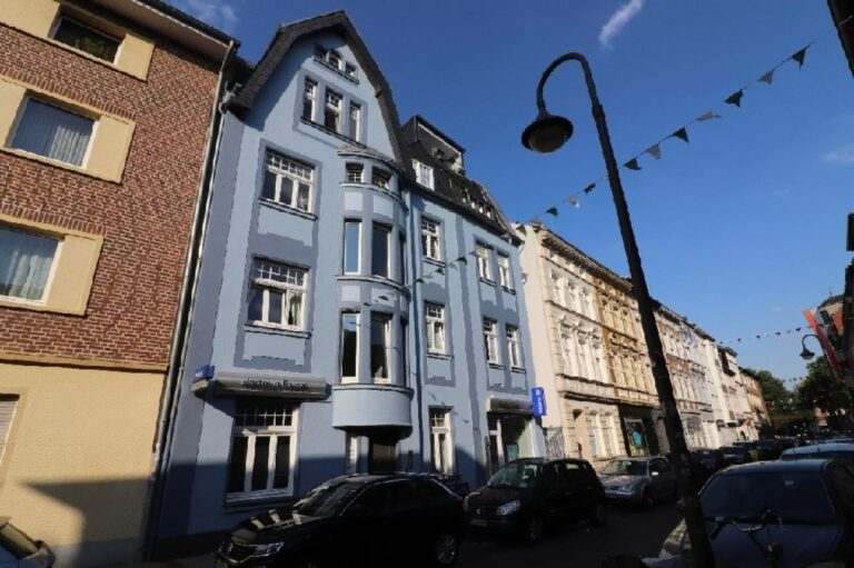 2 Zimmer Altbauwohnung mit Charme Neuss- City auf der Büttger Straße!