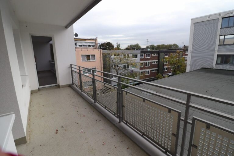 Neuss mitten drin …schön wohnen in einer 3,5 bis 4 Zimmerwohnung mit Balkon und Aufzug,