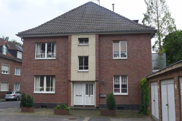 Neuss, gemütliche Dachgeschoßwohnung in zentraler, begehrter Wohnlage am Stadtgarten!