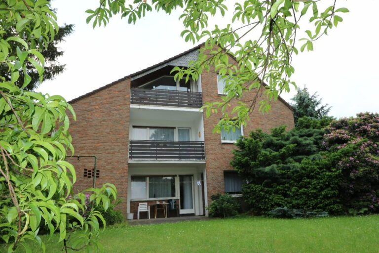 Neuss – freistehendes Ein- bis Dreifamilienhaus mit herrlichem Grundstück! Renovierungsbedürftig!