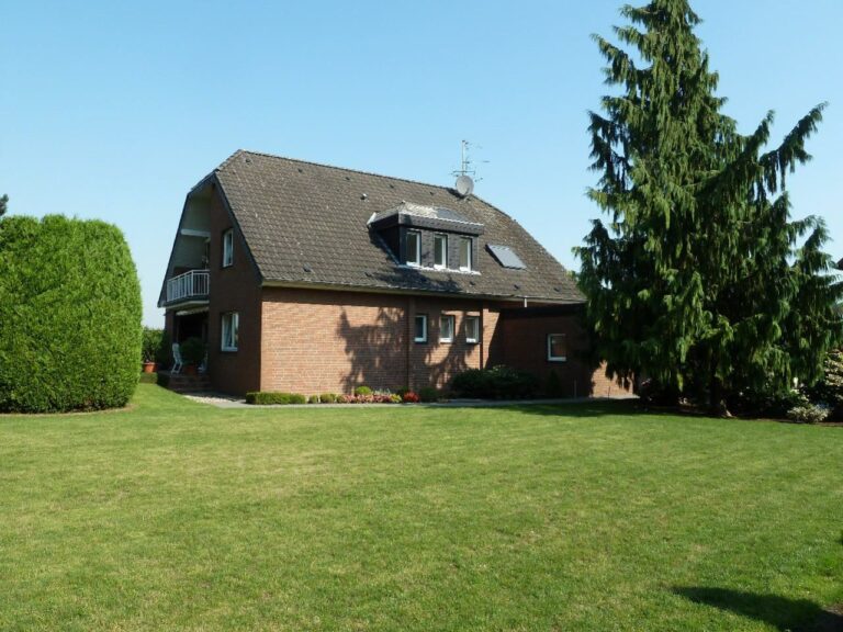 Grevenbroich-Busch  –  großzügige 3 Zimmerwohnung in freistehendem Zweifamilienhaus!