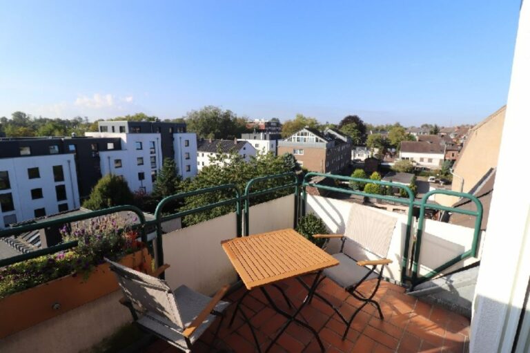 Neuss, sehr gepflegte 2 Zimmerwohnung im Dachgeschoss, mit Aufzug, Balkon und Garage!