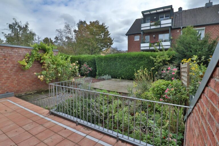 Neuss-Furth, modernes, modernes Einfamilienhaus mit gepflegtem Garten! Frei!