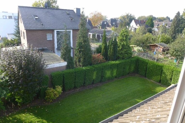 Kaarst, ruhige 3-Zimmer-DG-Wohnung mit Gartennutzung! MAX. 2 PERS., NICHT vom AMT!