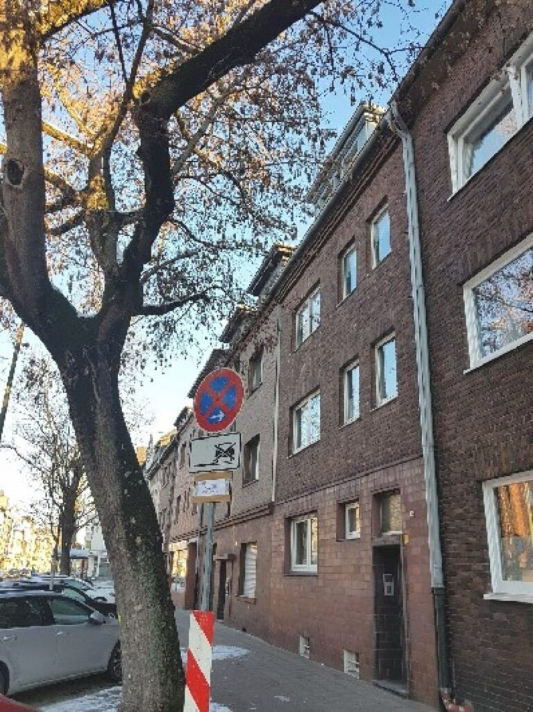 Neusser Furth – schmucke, sehr gepflegte DG-Wohnung – ohne Balkon!