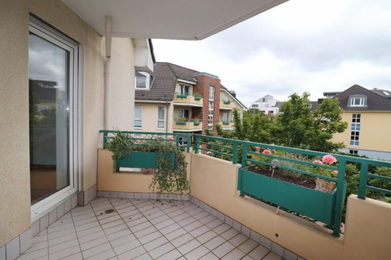 Neuss, schicke helle Wohnung mit 2 Balkonen für max. 2 Personen! Zeitnah frei!