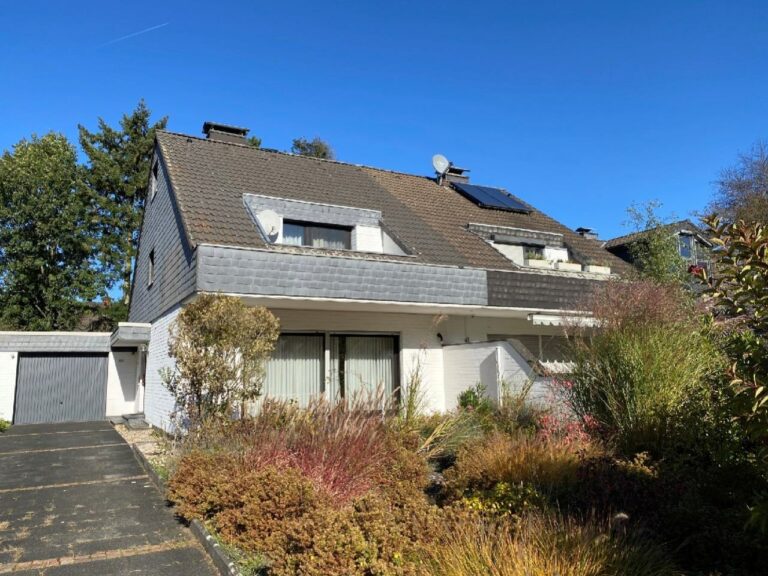 Familiäres Wohnen im sonnigen Süden von Neuss! Gepflegte Doppelhaushälfte mit schönem Grundstück!